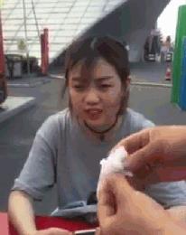  爆笑gif妹子在干嘛,这个表情啥意思