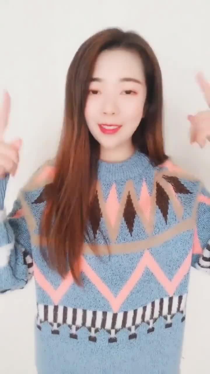  小姐姐表演手势舞,表情动作都很到位,网友不愧是网红