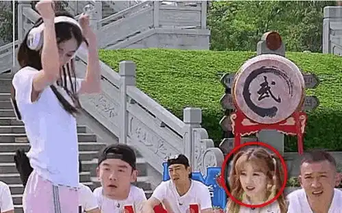 表情baby戴耳机跳舞时,宋雨琦竟做出这种表情,网友只有女生懂表情 表情baby戴耳机跳舞时,宋雨琦竟做出这种表情,网友只有女生懂表情