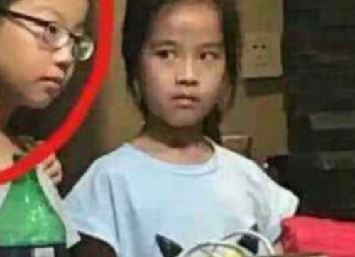  小小年纪不缺桃花,长大前途无量哈哈哈旁边小姑娘表情亮了