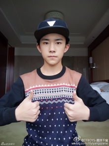  严肃boytfboys易烊千玺9连拍穿秋衣仍高冷