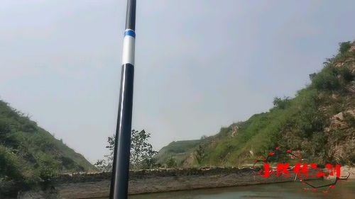  钓到大鱼可惜子线太细了,只能抱紧鱼竿在岸边动也不敢动