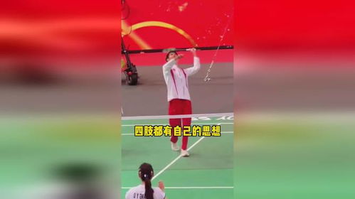  盛李豪打羽毛球,小胖龙队忍不住开心大笑