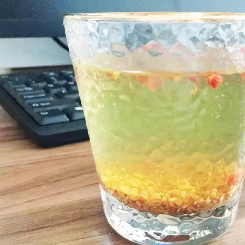 人到中年不由己,保温杯里泡枸杞 人到中年不由己,保温杯里泡枸杞