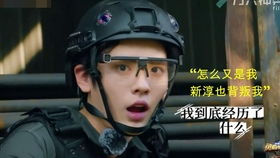  朱正廷主动抬箱子,毕雯珺连竖大拇指,不愧是队长