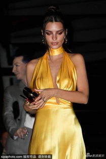 组图超模艾米丽着深v裙不时撩发面无表情低头迈步气质迷人 组图超模艾米丽着深v裙不时撩发面无表情低头迈步气质迷人