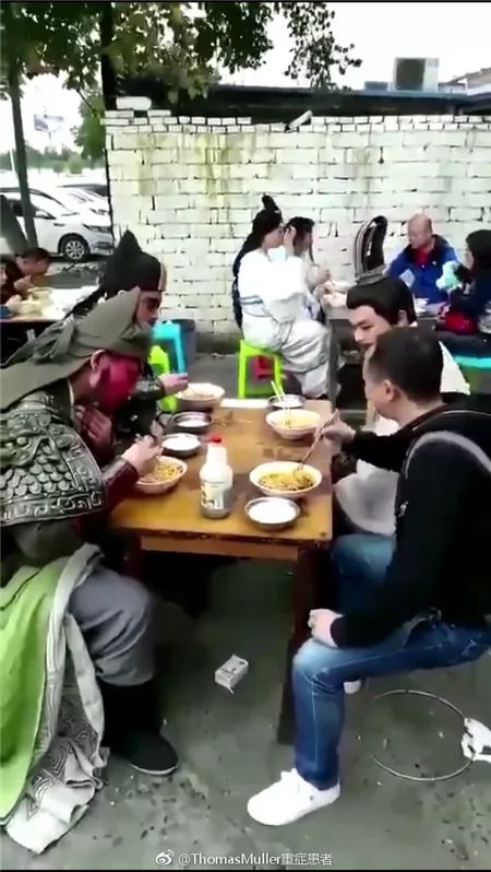  襄阳马拉松惊现三国人物,这画风太魔性了网友跑得最快的应该是曹操