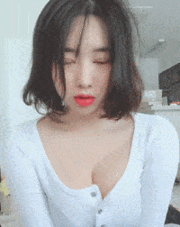  搞笑gif趣图,开心一笑老妈在整理旧衣服,准备送小区的回收点