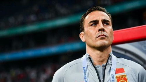 泰国队两球员配合后打门,颜骏凌扑救,但此时四国脚正在禁区散步 泰国队两球员配合后打门,颜骏凌扑救,但此时四国脚正在禁区散步