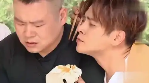 极限挑战小猪跟王迅故意在岳云鹏面前吃美食,岳岳表情太逗了 极限挑战小猪跟王迅故意在岳云鹏面前吃美食,岳岳表情太逗了