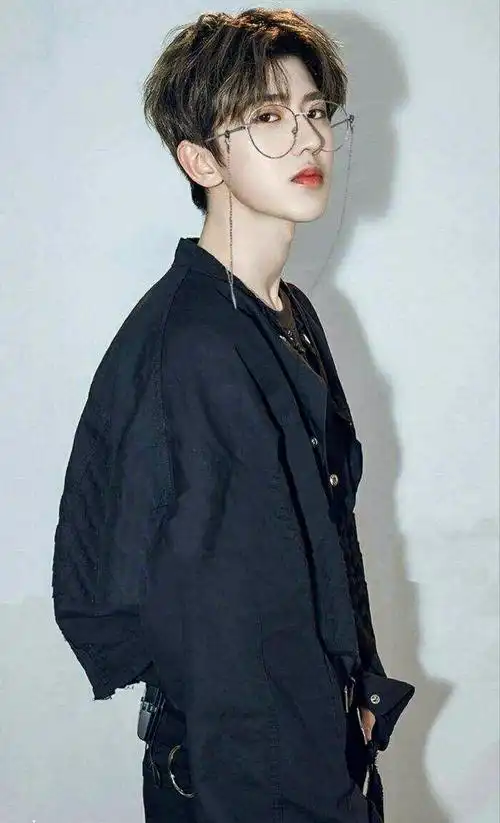  蔡徐坤除了高颜值,穿搭也很好看,妥妥的衣架子