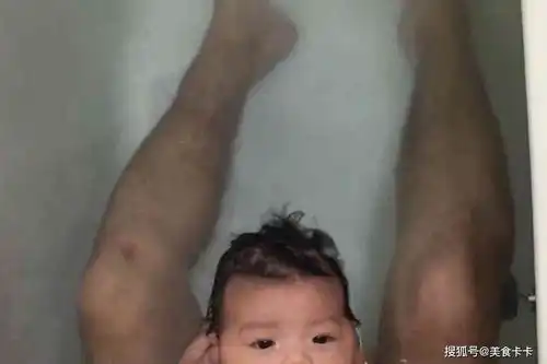  爸爸给女儿洗头,宝宝的表情亮了,而网友们的议论却更加有趣