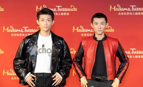  tfboys蜡像揭幕,他们表情都不太对千玺努力憋笑,王源有些害怕