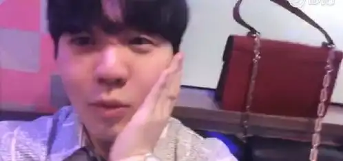  lolrookie在ktv直播嗨翻天爆料theshy在带妹大乱斗