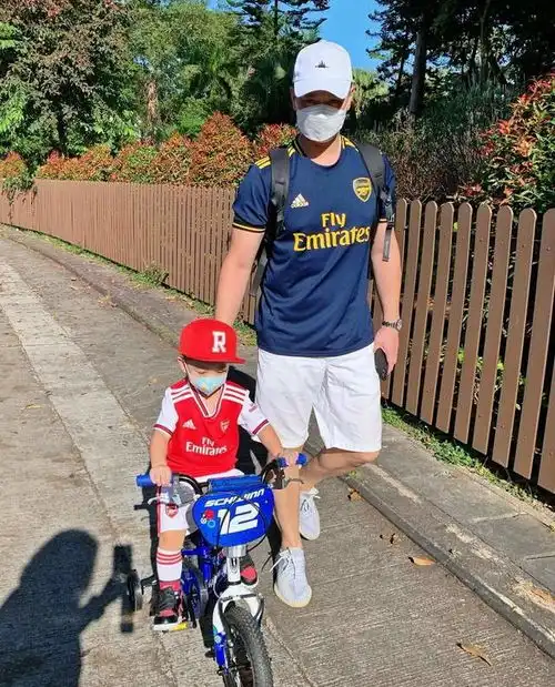 胡杏儿老公带儿子吃路边小店接地气,奕霆吃出表情包,长睫毛抢镜 胡杏儿老公带儿子吃路边小店接地气,奕霆吃出表情包,长睫毛抢镜