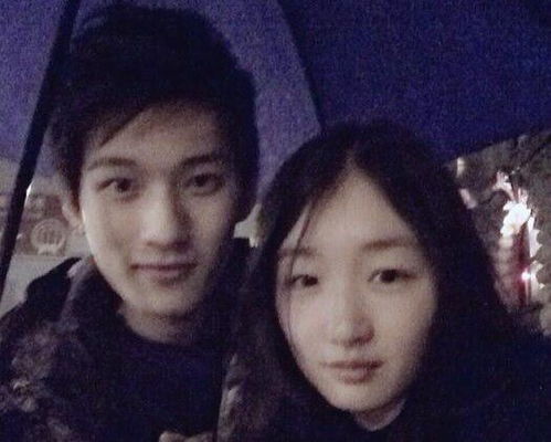  周冬雨参加北电同学聚会,大手笔包大家吃喝,合照时笑出了表情包