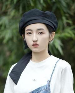  磕到了张子枫手机壳放着和欧阳娜娜的合照