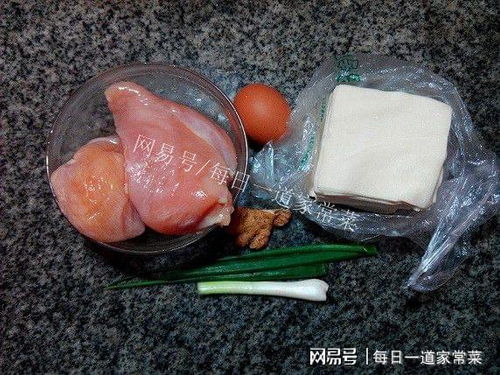  红油麻酱小馄饨香浓可口,包一些放冰箱,随吃随有很方便