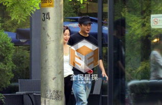  罗晋约美女经纪喝茶车中谈心表情多