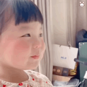  丸子妹表情包吃手手