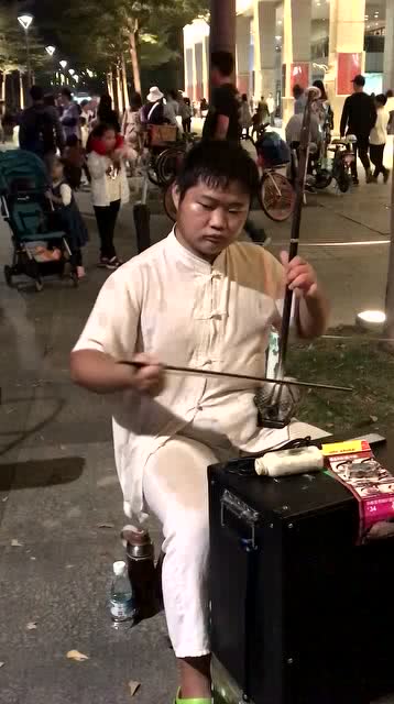  大爷深深的喜欢上了这二胡,那表情膜拜了