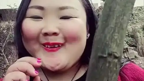 农村胖妞又皮了,动作和表情真是让人忍俊不禁