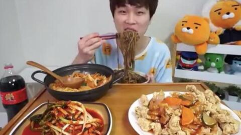  美食吃播,美女全程面无表情的吃完kfc
