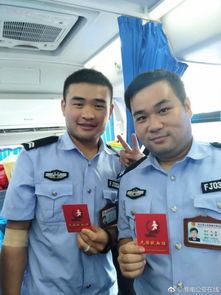  警察献血面部拧成表情包,网友神评