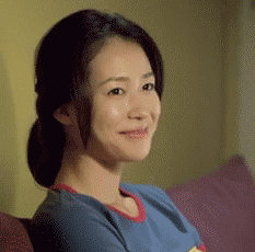  搞笑gif段子美女抬头挺胸的神情让人着迷