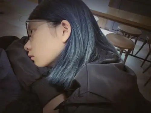  多多又换新发色了,和多妹站一起宛如仙女下凡,多妹的表情不一般