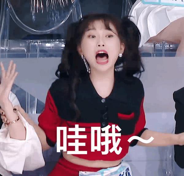  虞书欣妈妈火了,与女儿的自拍合照,不像母女像姐妹