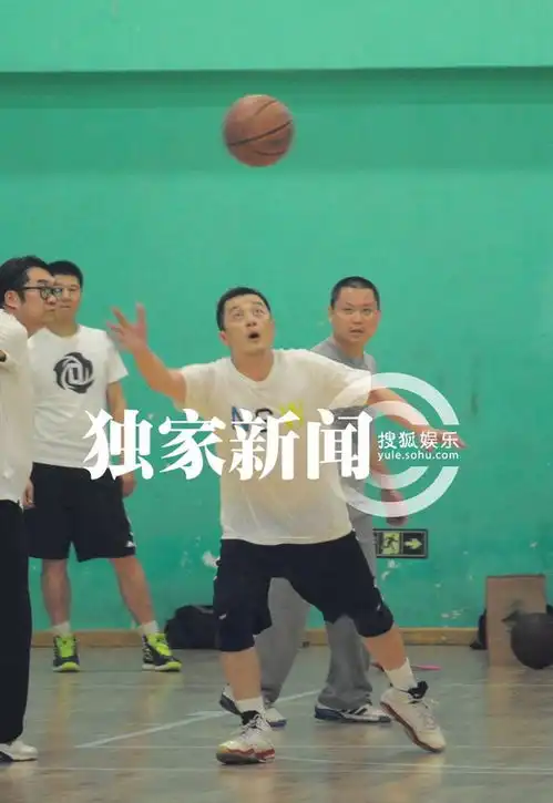 独家李亚鹏约朋友打篮球球技了得表情夸张 独家李亚鹏约朋友打篮球球技了得表情夸张