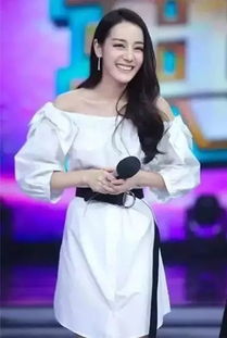 嘿girl,这才是夏日露肩装的正确打开方式 嘿girl,这才是夏日露肩装的正确打开方式