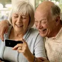 韩国老人看手机表情包微信头像图片大全 韩国老人看手机表情包微信头像图片大全