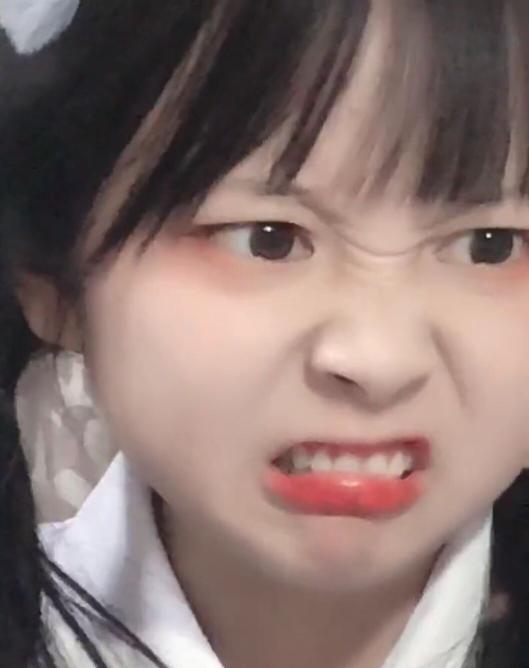  图中的这个女孩子是谁