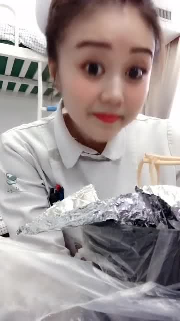  护士小姐姐真是太拼了,为了拍网红段子,这种的事都做得出来