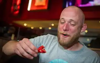  英国大汉成功挑战45厘米汉堡,1万卡热量还超级辣