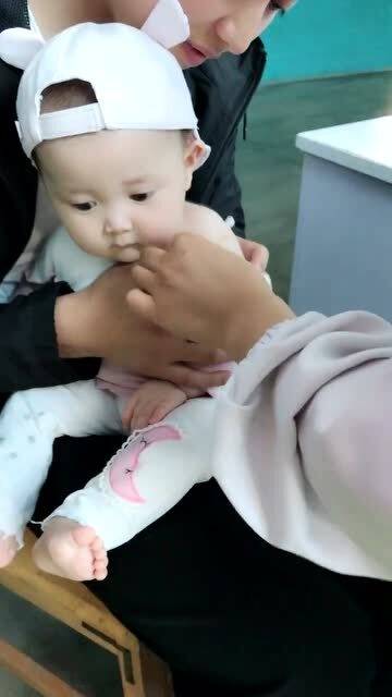 七个月的小棉袄打预防针,确认过眼神,下一秒表情包上线 七个月的小棉袄打预防针,确认过眼神,下一秒表情包上线