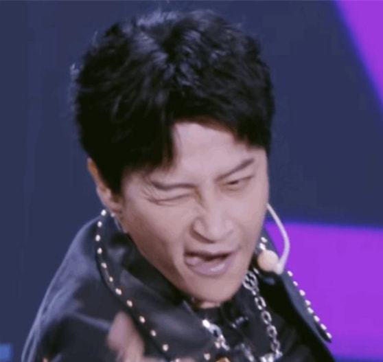  41岁阿朵上演行为艺术被人拉着在地上拖行,脚底板一片黑色印子
