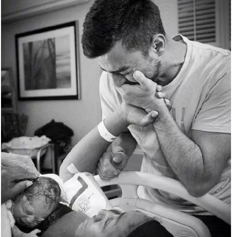 产房里爸爸第一眼看到自己孩子的表情,是掩藏不住的爱 产房里爸爸第一眼看到自己孩子的表情,是掩藏不住的爱