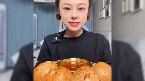  美女深夜放毒吃肚包羊脑,大口吃真香呐,看着也太满足啦