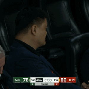  姚明现场观战中澳热身赛表情比较放松