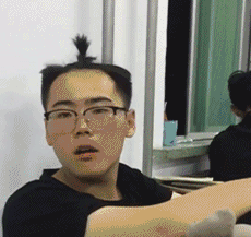  搞笑gif目测你这表情有点痛苦啊,这一字马劈的有些不大情愿啊