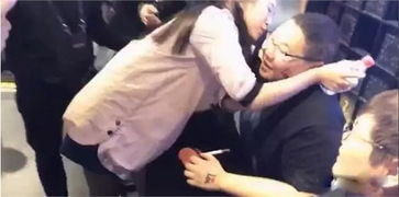  pdd线下活动遭女粉丝强吻一脸纠结回家要倒霉了