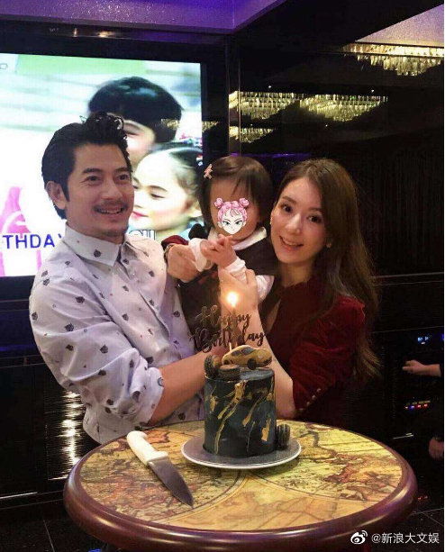  郭富城带方媛牵手逛街,主动帮老婆背包好甜蜜,方媛身高超老公