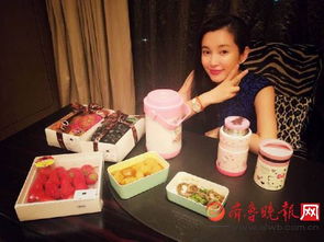  李冰冰深夜晒美食素颜出镜女神表情逗趣