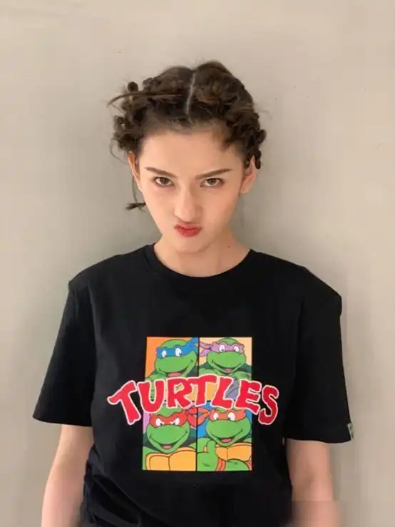 宋祖儿也爱彩色的黑,穿黑卫衣玩下衣失踪,名媛坐很优雅 宋祖儿也爱彩色的黑,穿黑卫衣玩下衣失踪,名媛坐很优雅