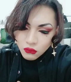  00后女孩因表情成网红,看到她笑开时,网友又一表情包