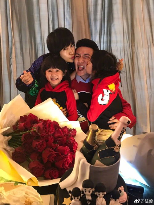 陆毅生日晒合照,脸被女儿亲到变形,简直人生赢家俩女儿分不清 陆毅生日晒合照,脸被女儿亲到变形,简直人生赢家俩女儿分不清