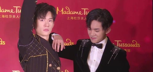  tfboys合体为蜡像揭幕三小只全程憋笑